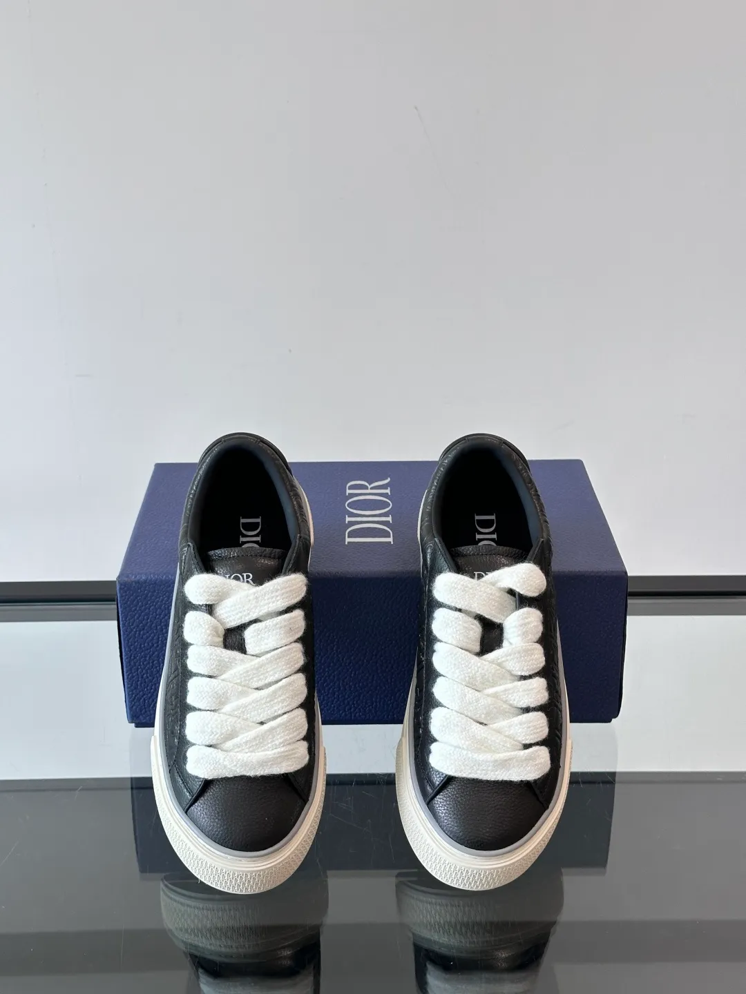 Men's men's shoes 💰p420 "Dio～r" 🆕This B33 sneaker is a new interpretation of the classic tennis shoe, with a fashionable silhouette that highlights a heavy texture. Crafted from cow leather with Oblique print, it's unique with a padded tongue embellished with the Dior signature, wide mohair laces and tonal brass eyelets with a matte finish. Rubber sole with Oblique print effect, enhanced by a contrasting Dior 30 Avenue Montaigne signature on the rear. It adds a stylish touch to a casual look.  Size: 38-44 (45 customized)